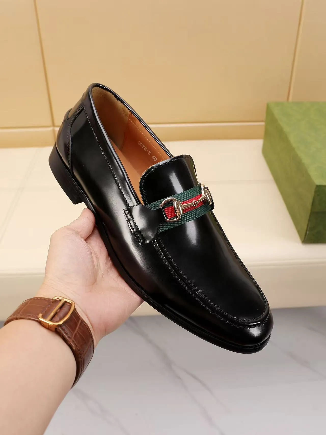 Men's men's shoes 💰440 🆘【GUCCI】Gucci ·🐂里· Hot-selling beanie shoes, top brand luxury, top quality, latest fashion beanie shoes.. The upper is made of original high mercerized smooth cow suede. (Full top-layer water-dyed 🐂 leather and lining). The original stylish and stylish soft rubber wear-resistant and non-slip outsole is light and comfortable on the foot, available in 2 colors! Matching code: 39-45 (38.46. Customized)